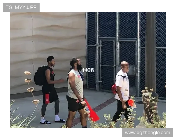 威少回归UCLA训练场亲自上阵用心指导学弟展现榜样力量 威少回归UCLA训练场亲自上阵用心指导学弟展现榜样力量