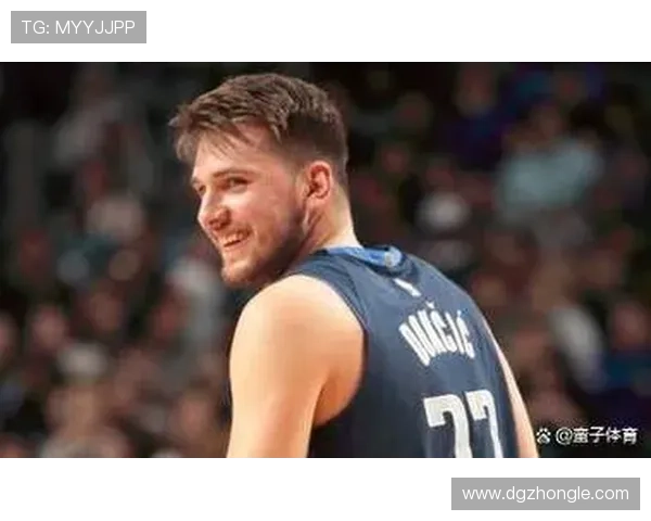 东契奇首节切球手指受伤 队医场边紧急治疗令人揪心